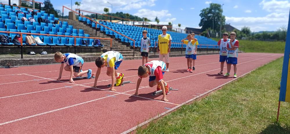 Kolejne sportowe sukcesy na koncie uczniów ze Szkoły Podstawowej w Sękowej na szczeblu rejonowym!
